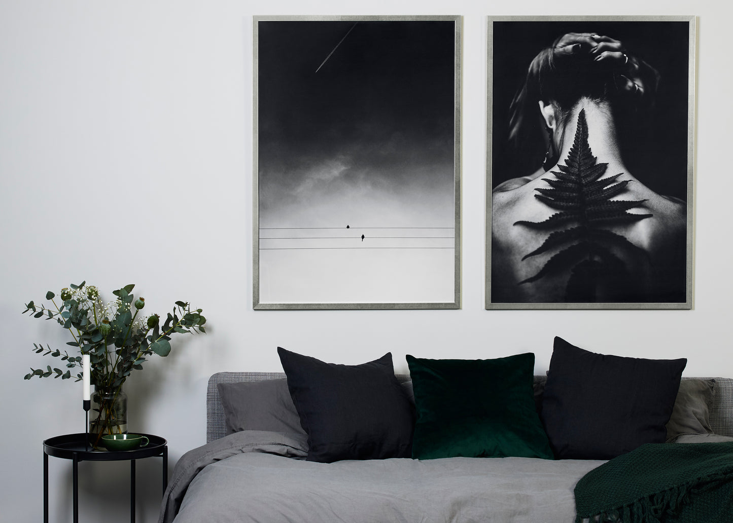 Kvinde med bladplakat