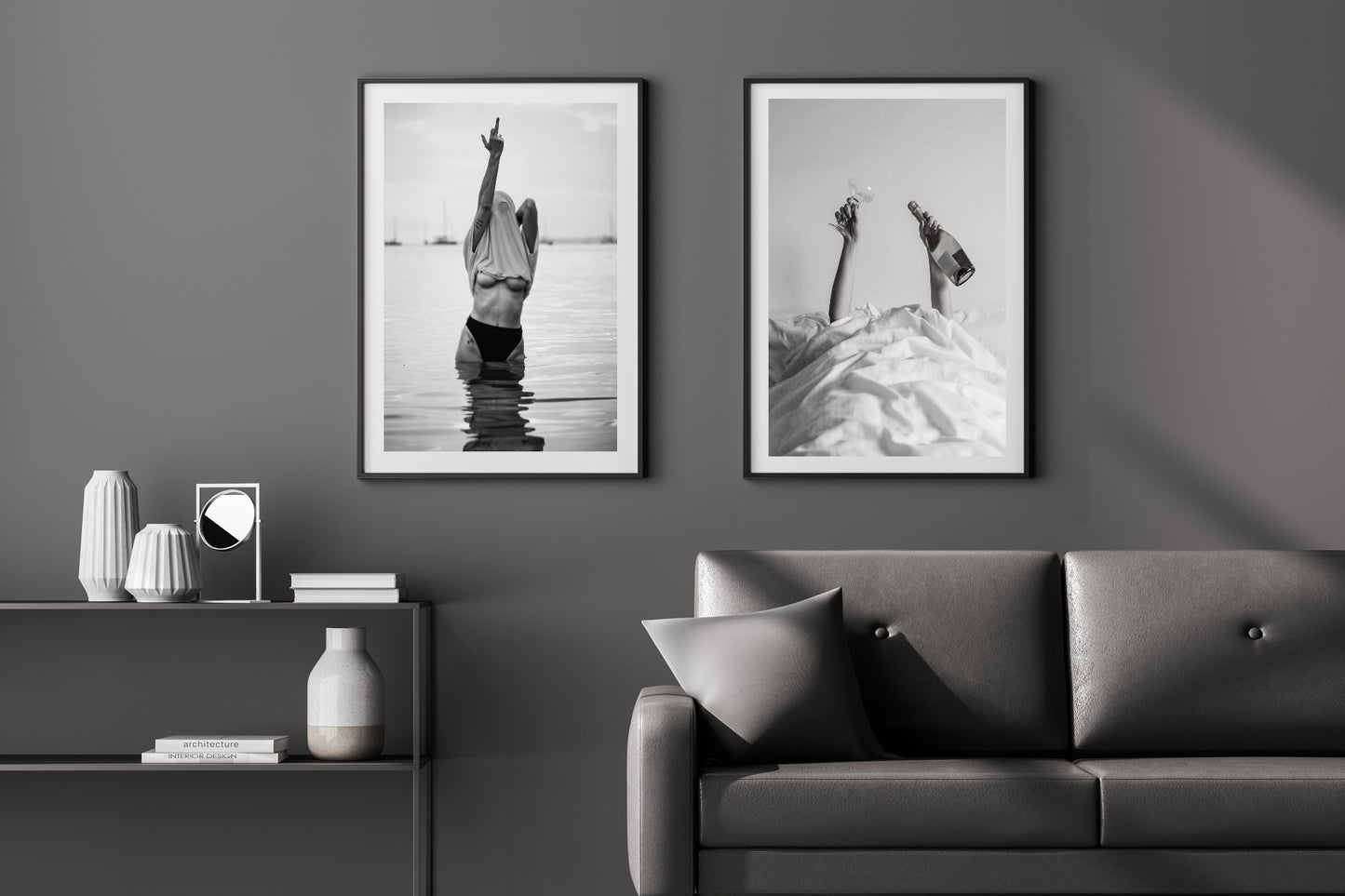 Pige viser plakat med mellemfinger