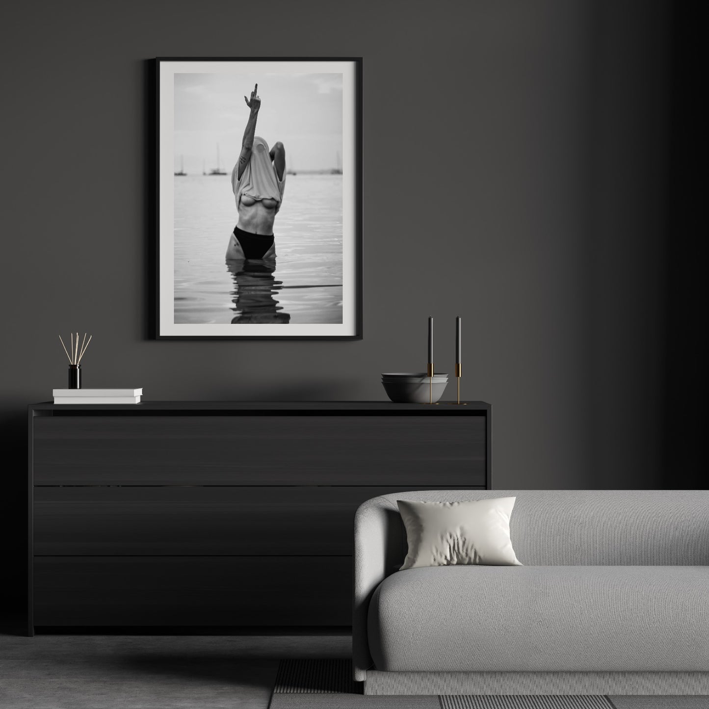 Pige viser plakat med mellemfinger